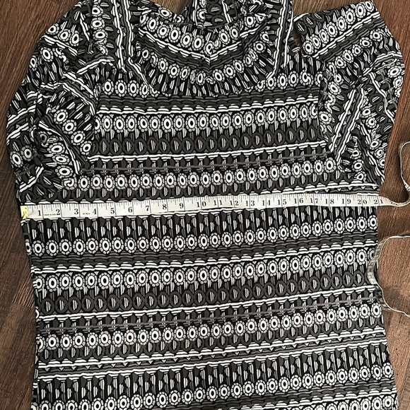 Stylish Black and White Patterned Women's Top - Picture 5 of 5